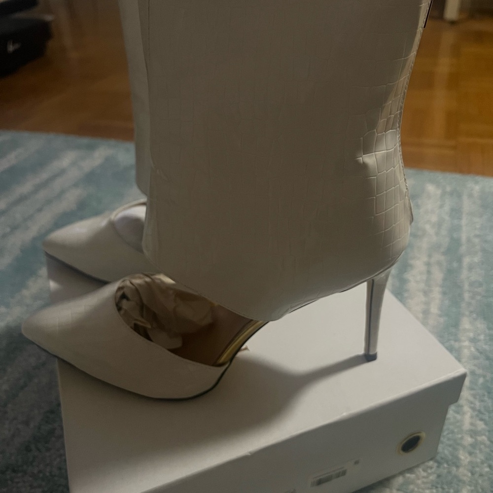Things Remembered White Heeled Boots Sleek Design